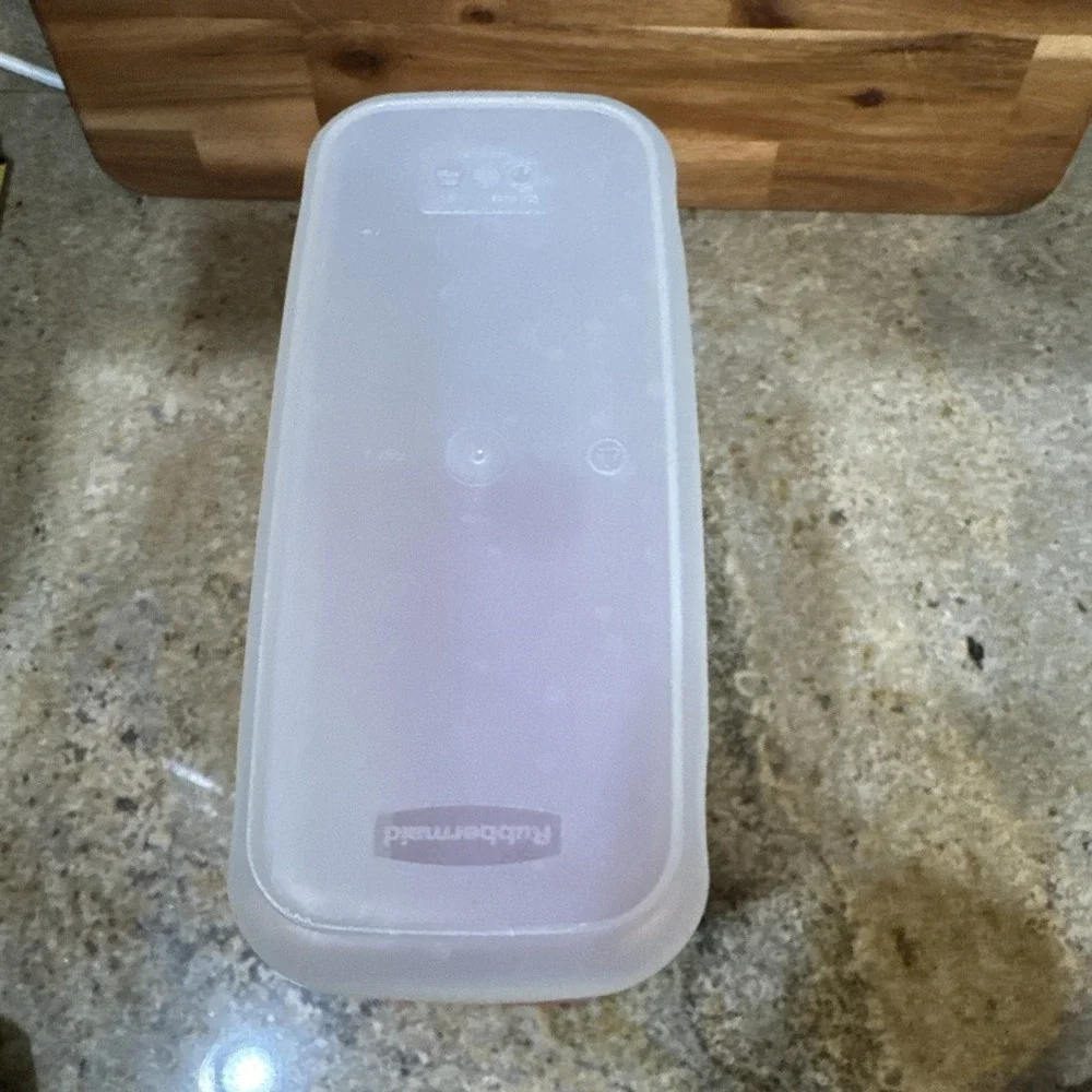 Rubbermaid 7N04 Red 21 21.1 Cup Dry Food Storage‎ Container with Lid